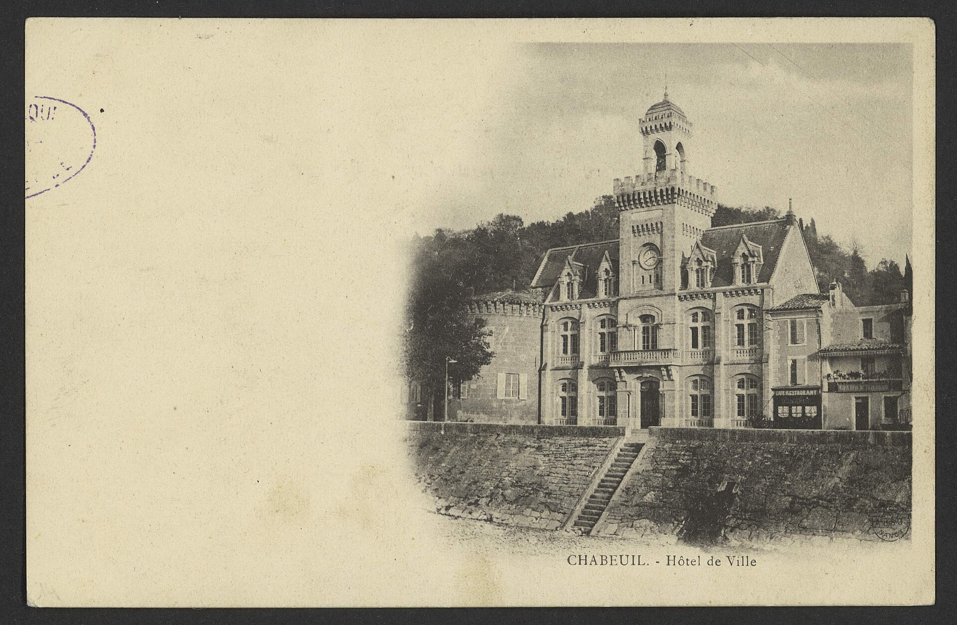 Carte postale ancienne montrant l'hôtel de ville de Chabeuil et, à droite, un café-restaurant