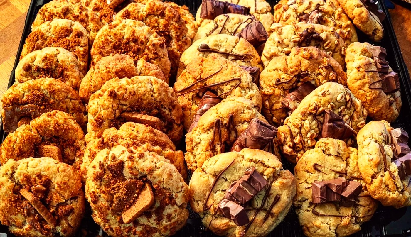 Plateau de cookies maison aux pépites de chocolat et éclats de barre chocolatée