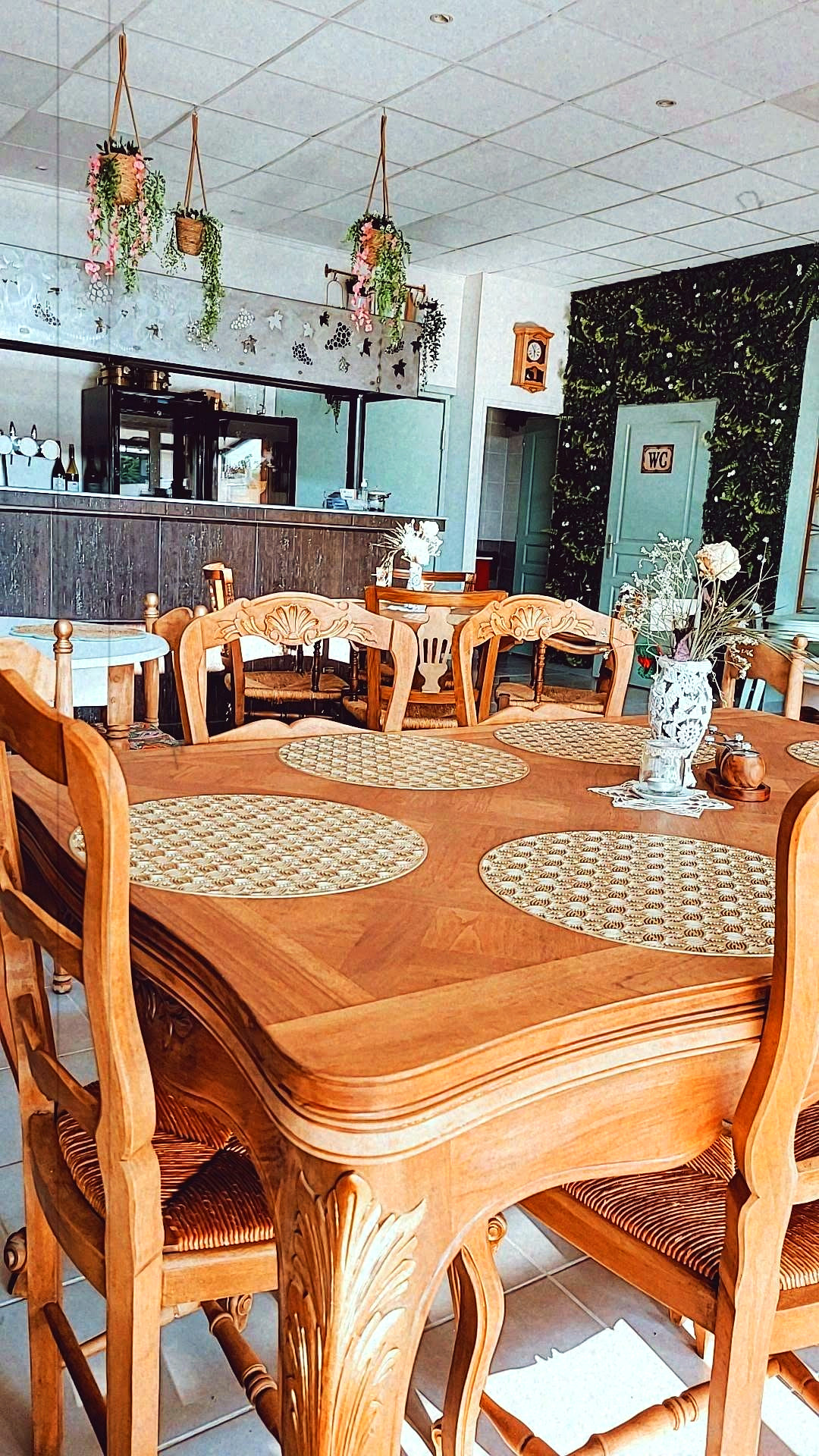 Table de la salle dressée près du bar