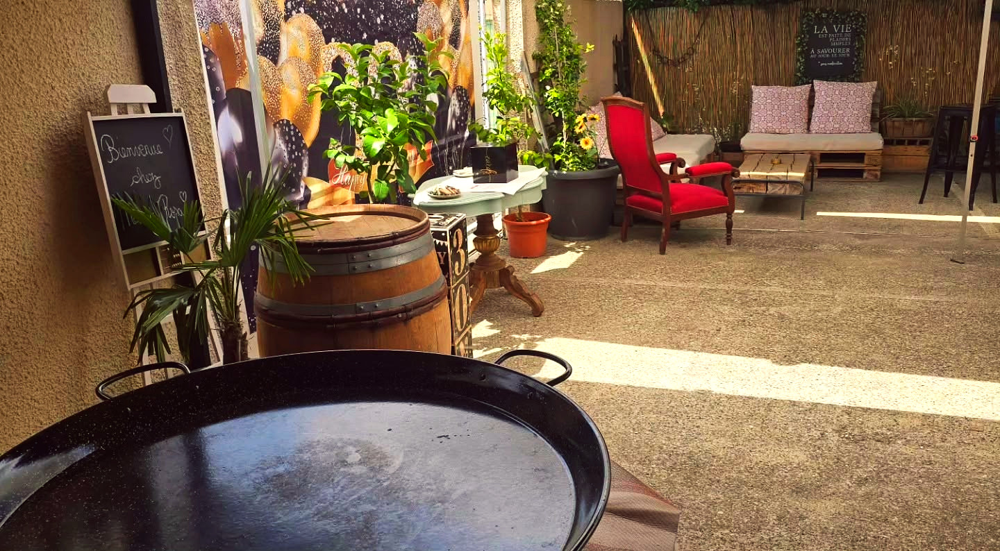 Fauteuil rouge sur la terrasse